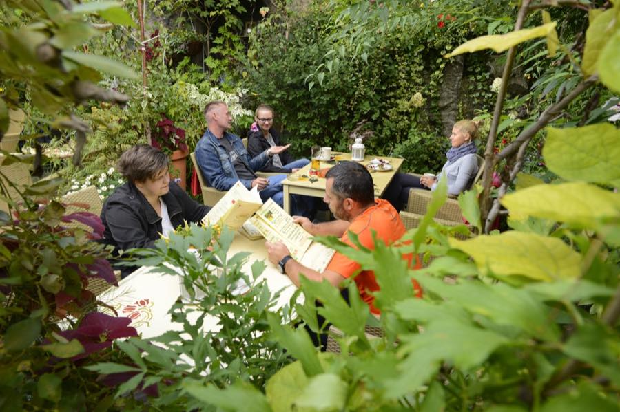 Strona główna Goście w ogrodzie restauracji Umberto